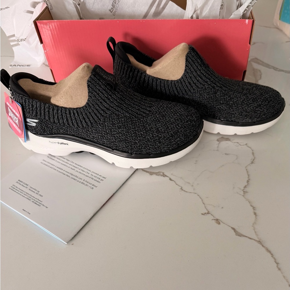 NWT size 5 Go Walk 6- stunning view-
black and grey